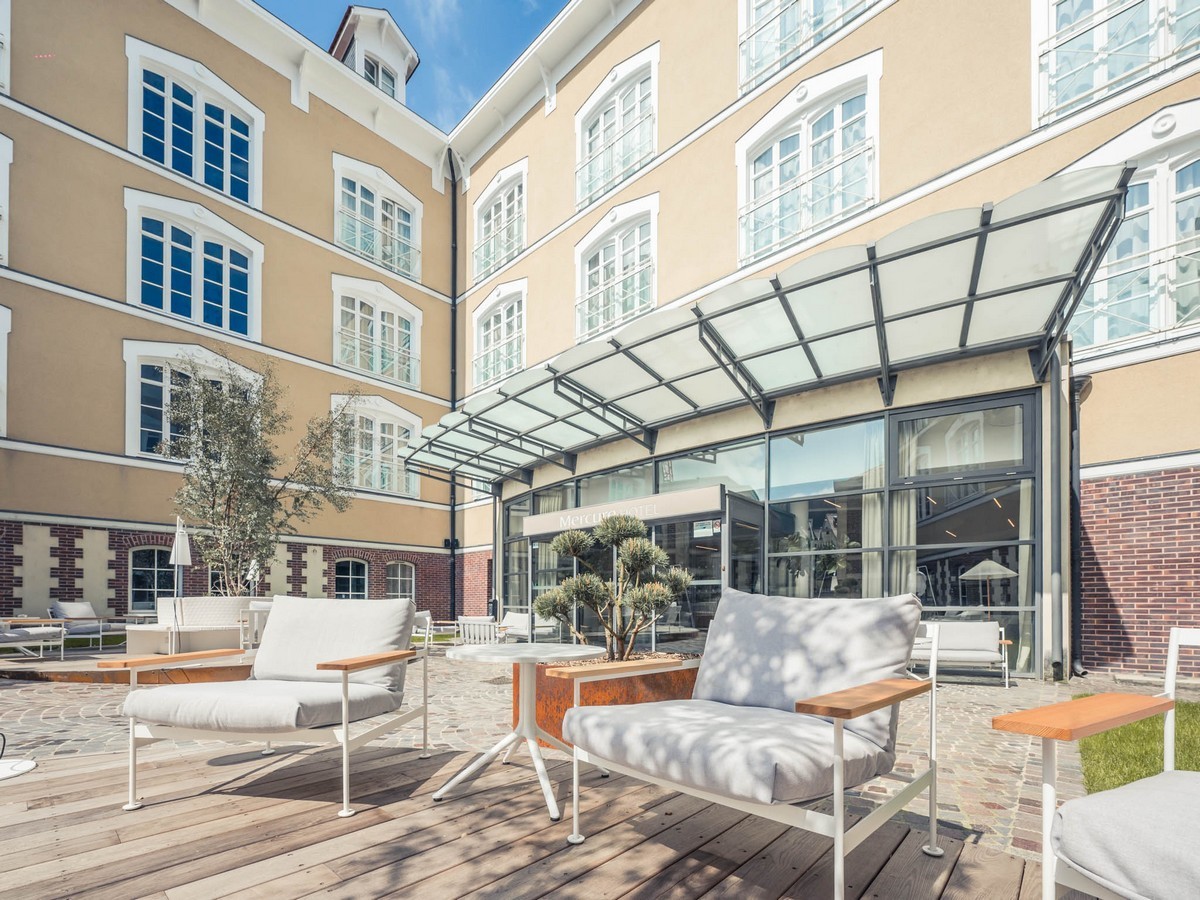 Terrasse et entrée de l'hôtel Mercure à Troyes